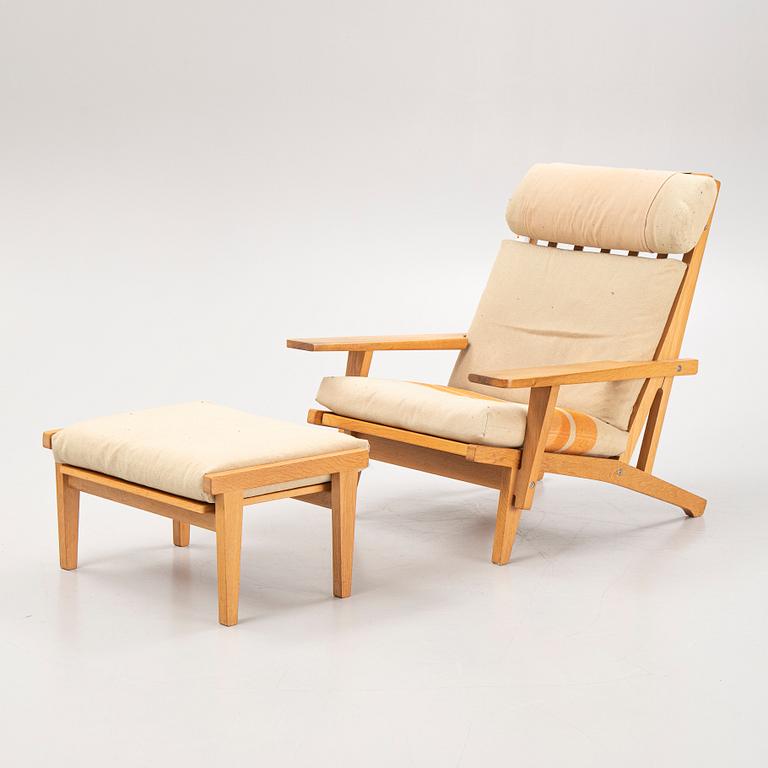 Hans J. Wegner, fåtölj med fotpall, "GE375", Getama, Danmark, 1970-tal.