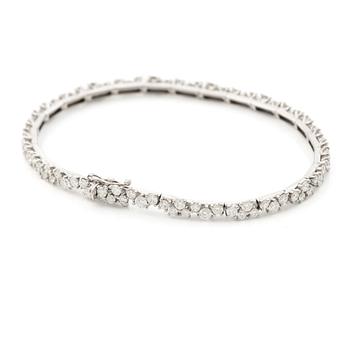 Bracelet 14K gold with round brilliant-cut diamonds.