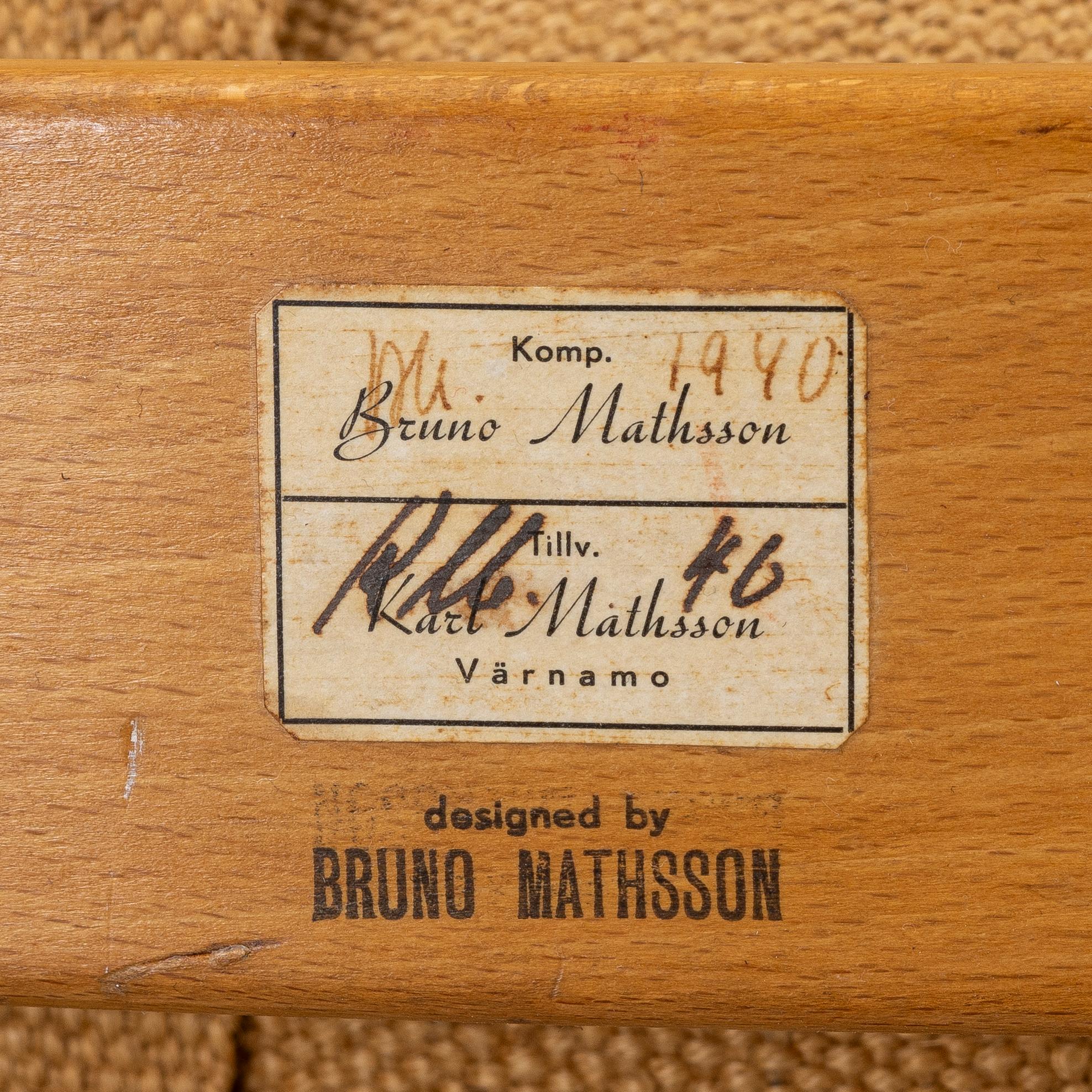 Bruno Mathsson, vilstol, modell 36, Frima Karl Mathson, Värnamo 1940, samt ett läsbord, Firma Karl Mathsson, 1900-talets mitt.