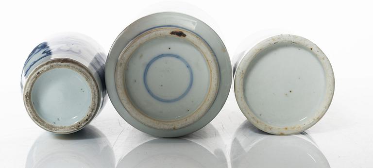 A group of three Chinese blue and white porcelain vases, 19th/20th century.