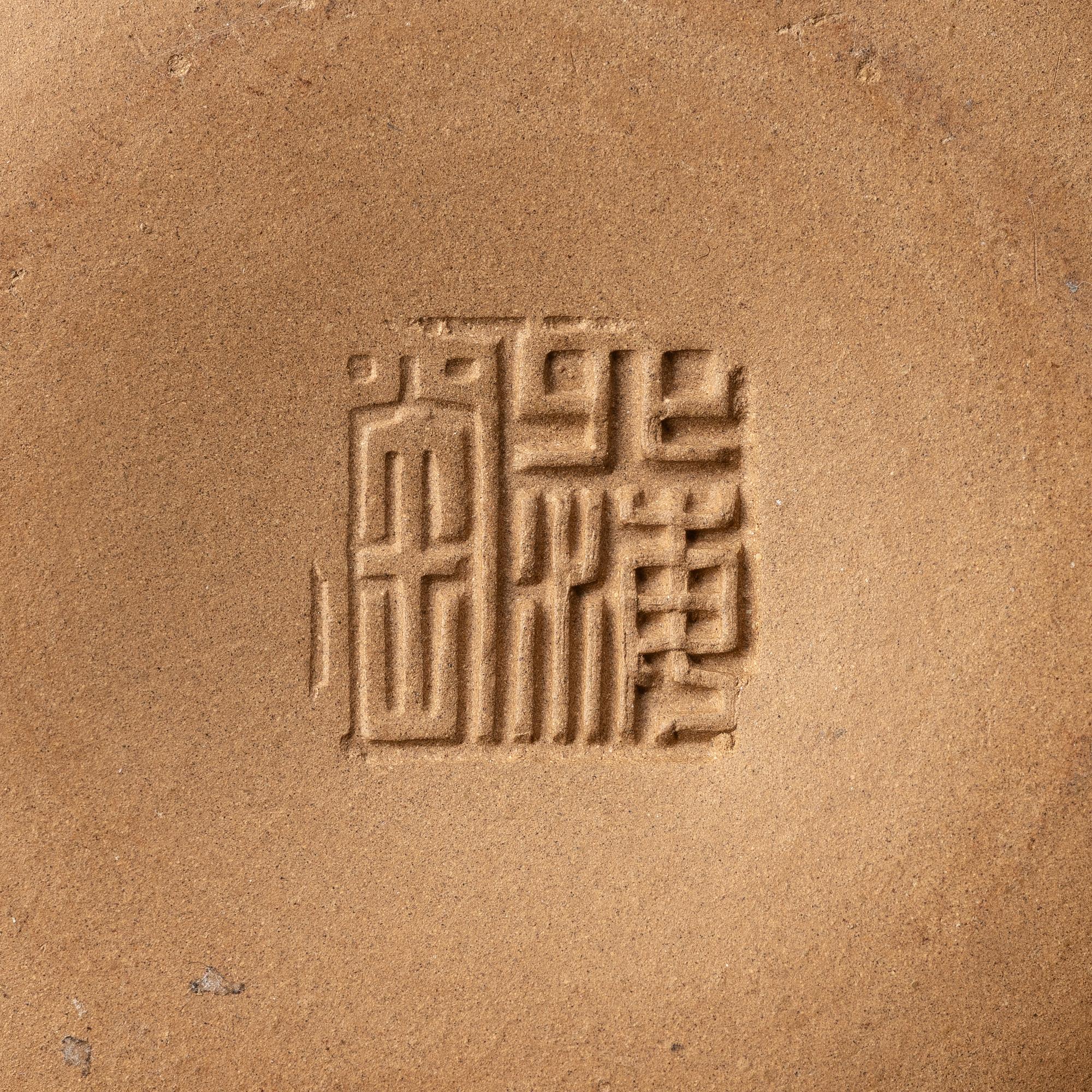 Two Chinese yixing teapots, 1980/90s.