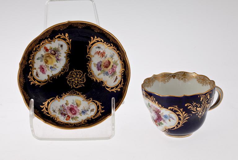 PRAKTKOPP, porslin Meissen (1763-1774) samt KOPP MED FAT, porslin. Meissen.