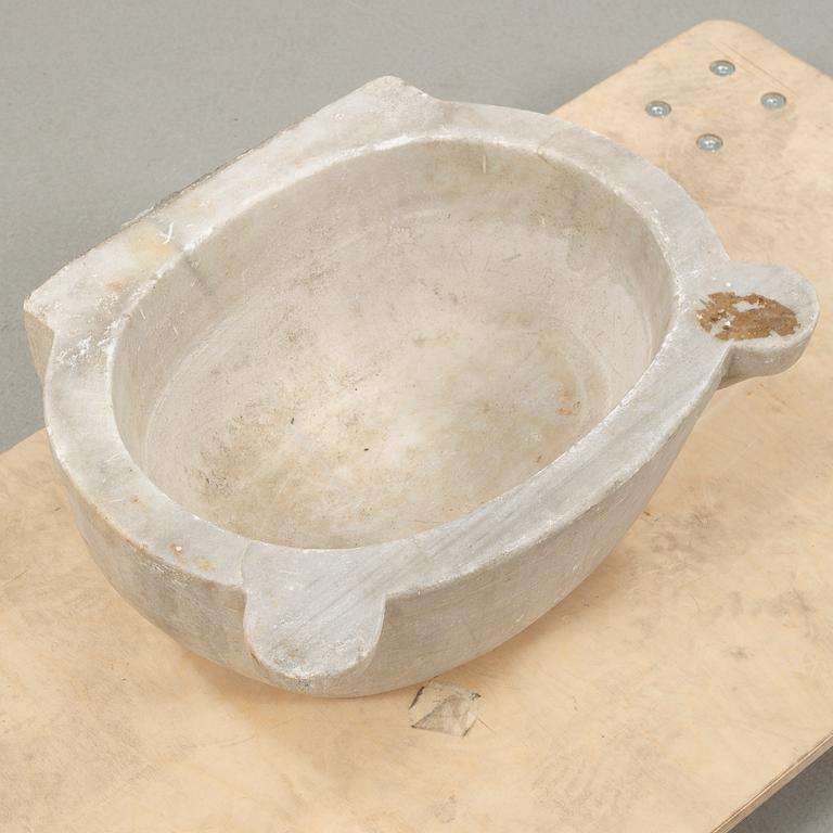 TVÄTTHO, marmor, 1900-tal.
