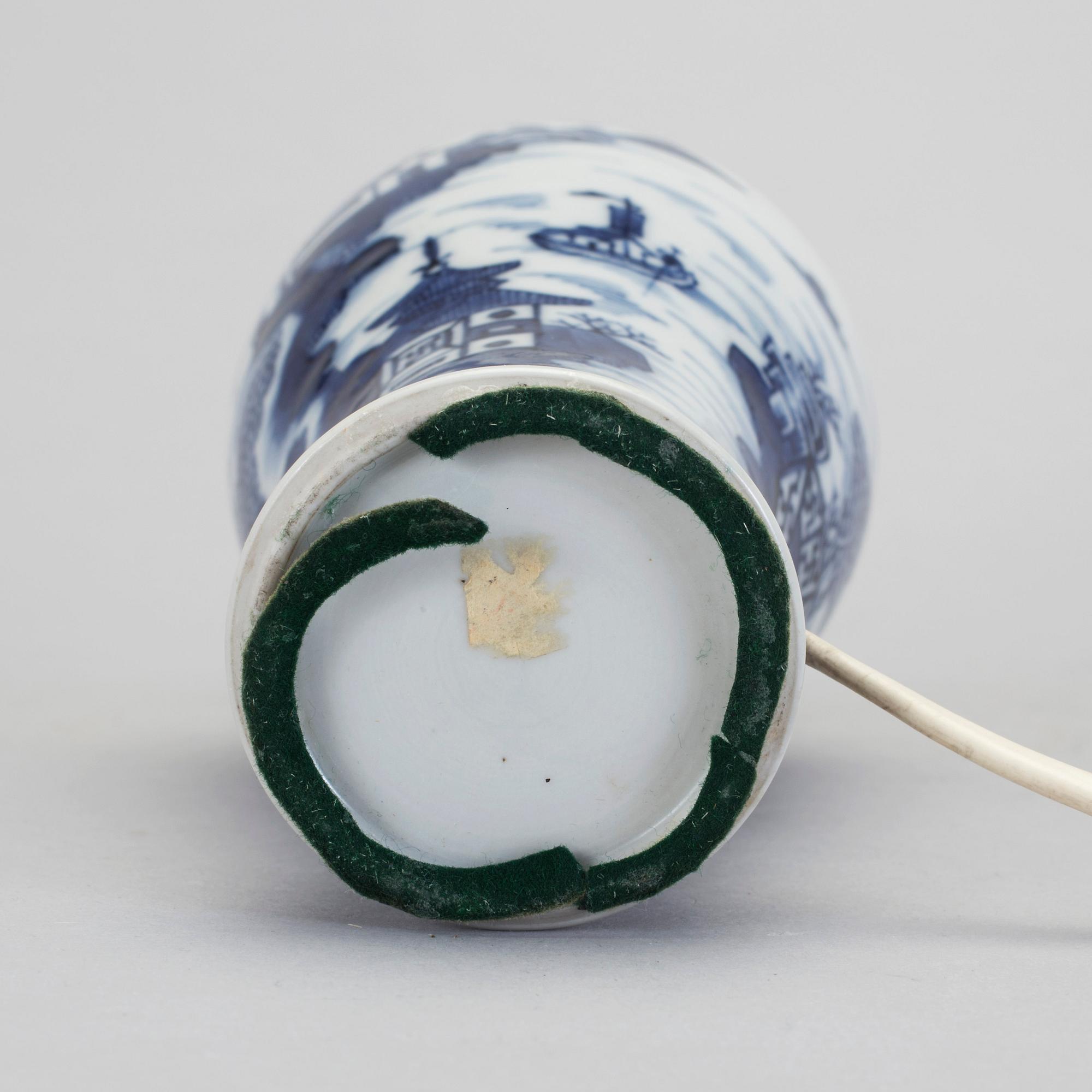 BORDSLAMPA. Porslin. Kina, Qianlong, 1736-95.