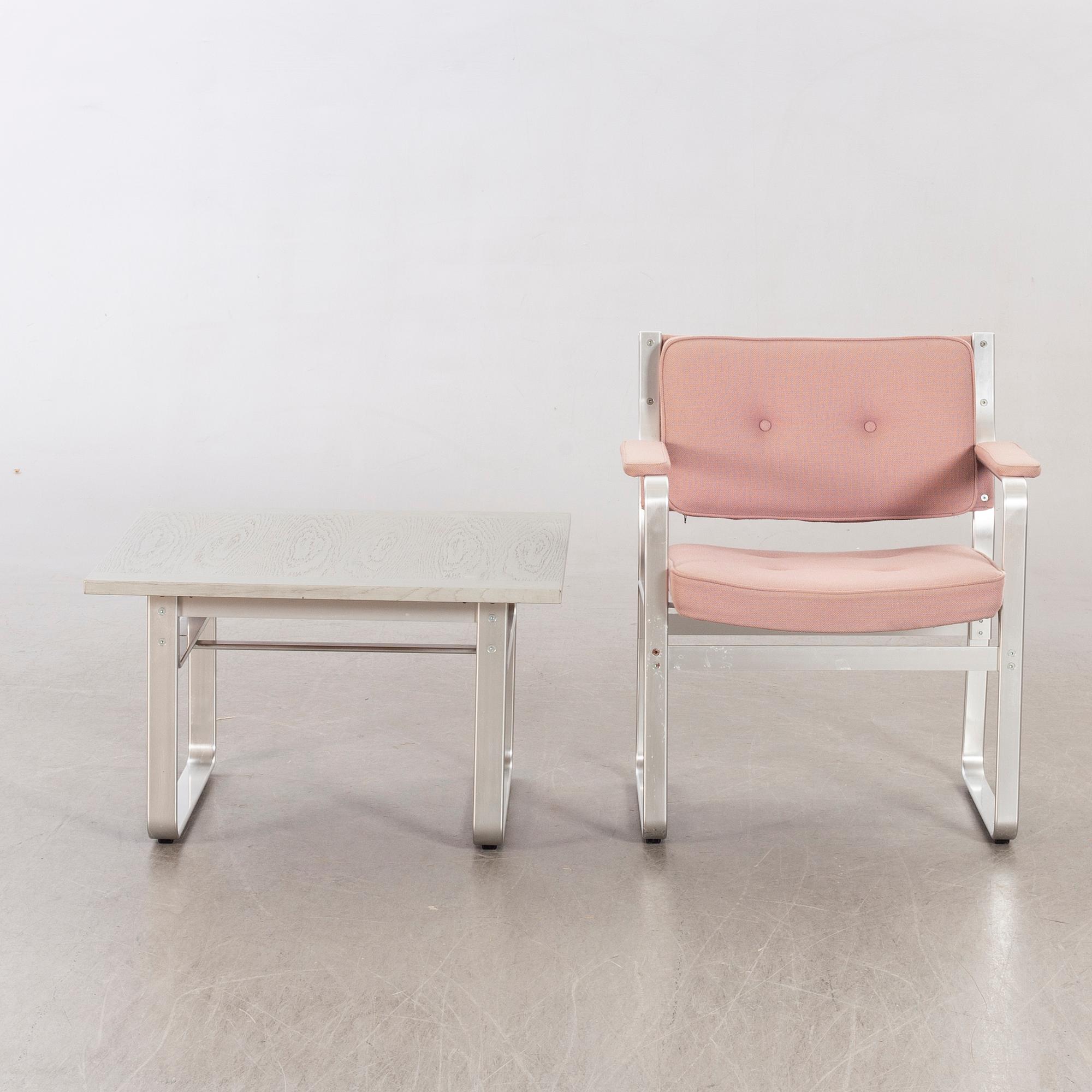 KARL ERIK EKSELIUS, soffbord samt karmstol, "Mondo", JOC möbler, Vetlanda, 1900-talets andra hälft.