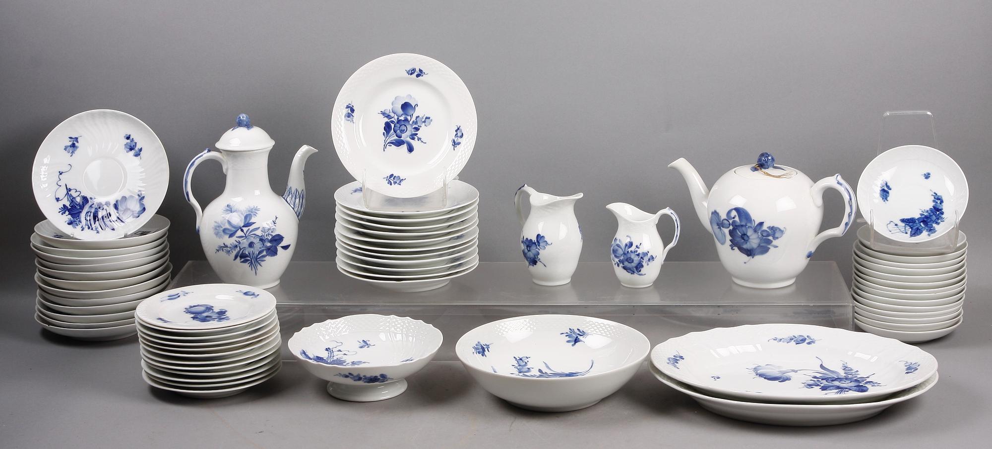 TE OCH KAFFESERVIS, 59 delar, porslin "Blå blomst" Kunglig Dansk.