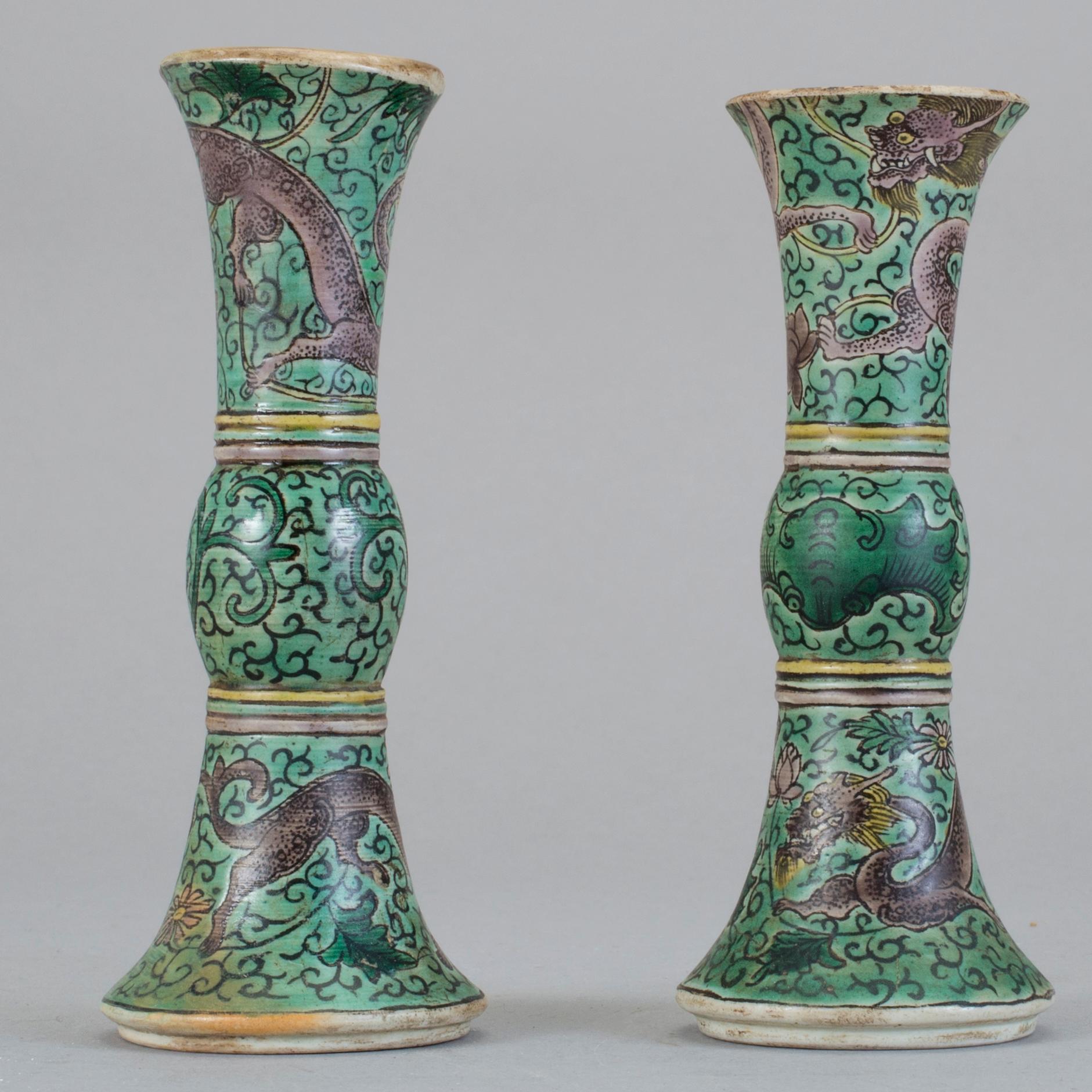 VASER, ett par, biskvi, Kina. 1800-tal.