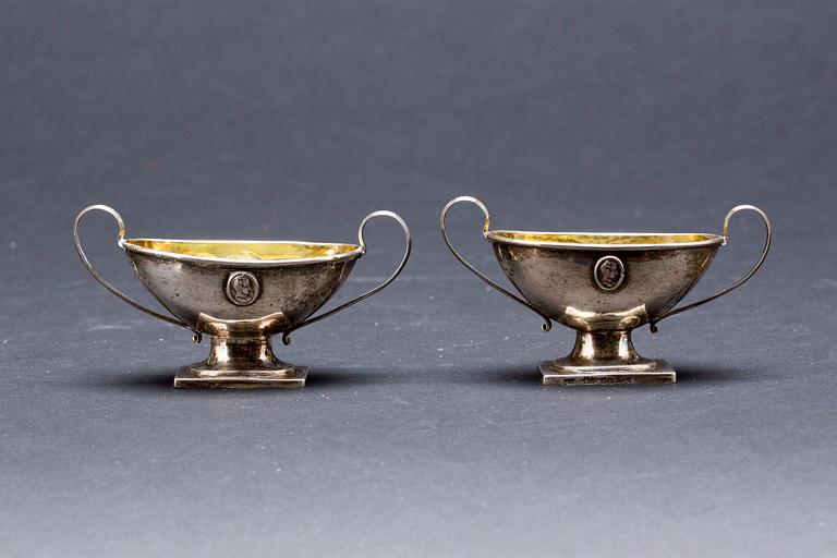 SALTKAR, ett par, silver, Empire, 1800-talets början. Vikt ca 66 gram.