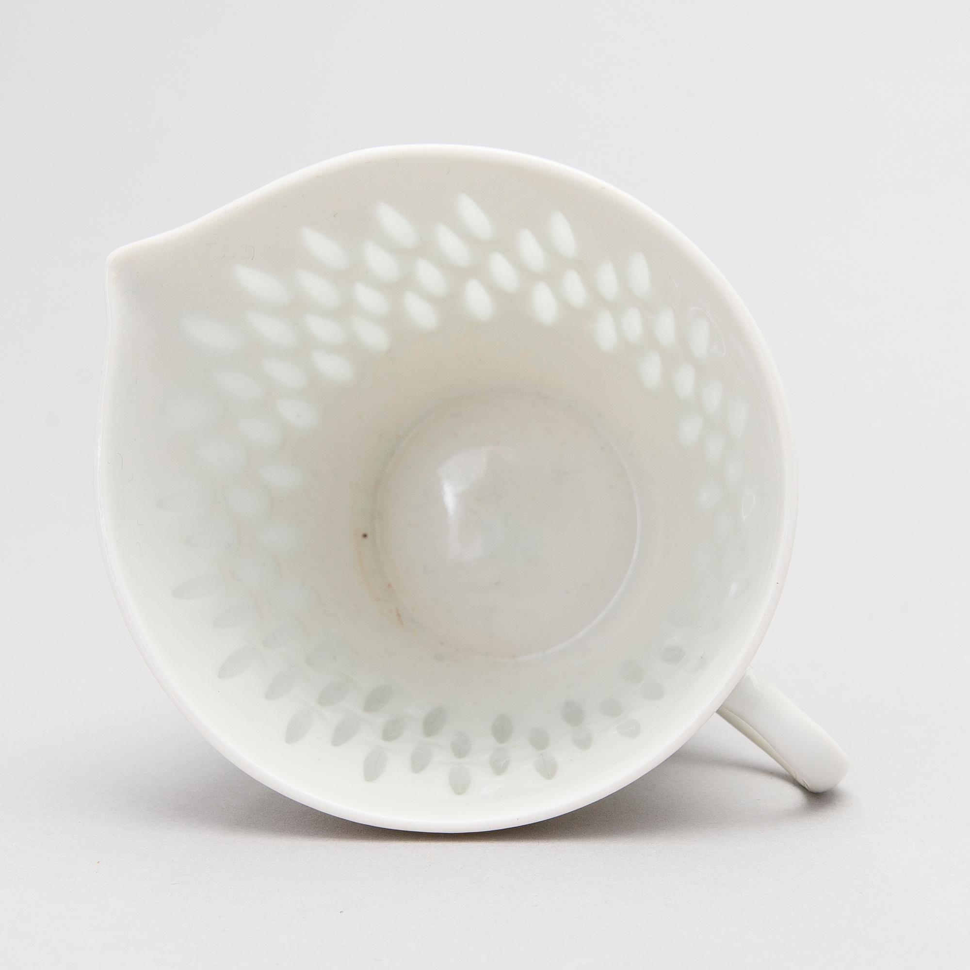 A 40-piece set of tableware in porcelain, signed F.H.Kj. Finland Arabia.