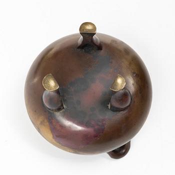 A Japanese lacquer box with cover and a bronze censer, Meiji period (1868-1912) respektive 1900-tal.