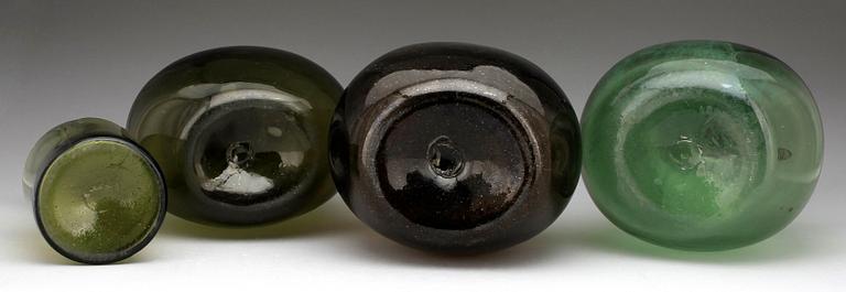 FLASKOR, glas, 4 st, 1700/1800-tal.