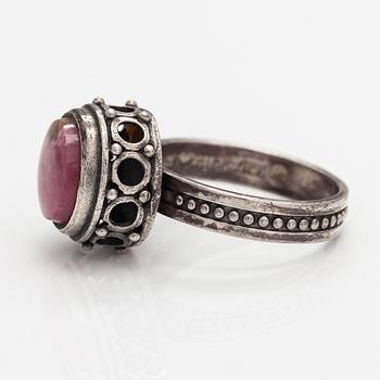 Kai Lindström, Brosch, ring och örhängen, silver, granit. Kalevala Koru, Helsingfors 1968.