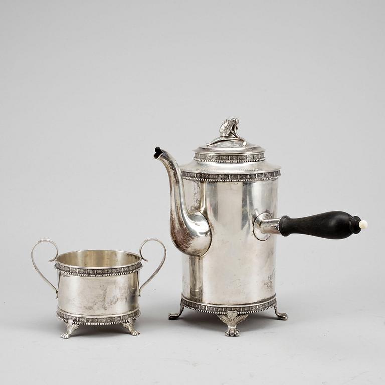 KAFFEKANNA samt SOCKERSKÅL, silver, Oscar L Olauson Bransch, Stockholm, 1953. Vikt 793 gram.