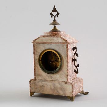 BORDSPENDYL, F Marti, Frankrike, 1800-talets andra hälft samt TAZZOR, 1 par, snarlika.