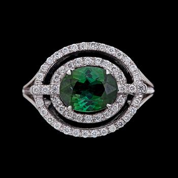 RING, oval cut green tourmaline and brilliant cut diamonds, tot. 0.42 cts.