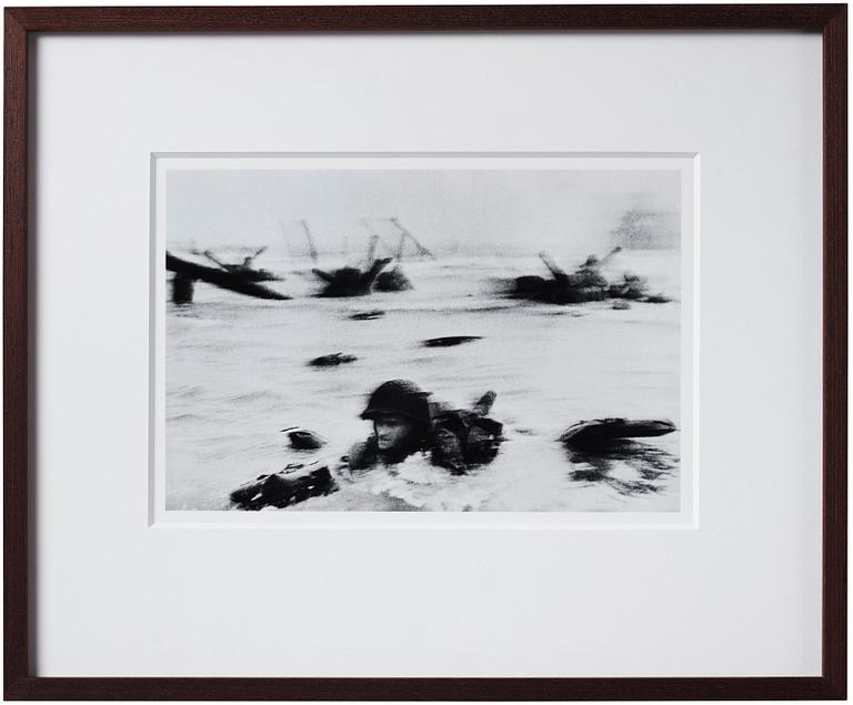 Robert Capa, "American troops landing on Omaha Beach, D-Day", 1944.