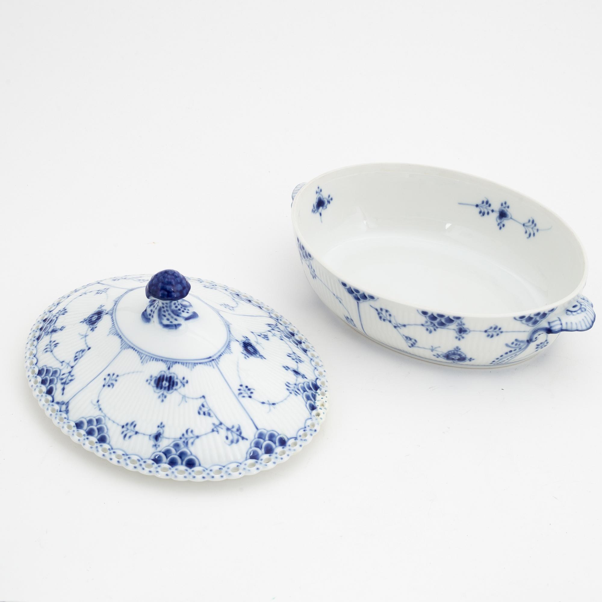 Matservis, 107 delar, porslin, "Musselmalet", Royal Copenhagen, Danmark.