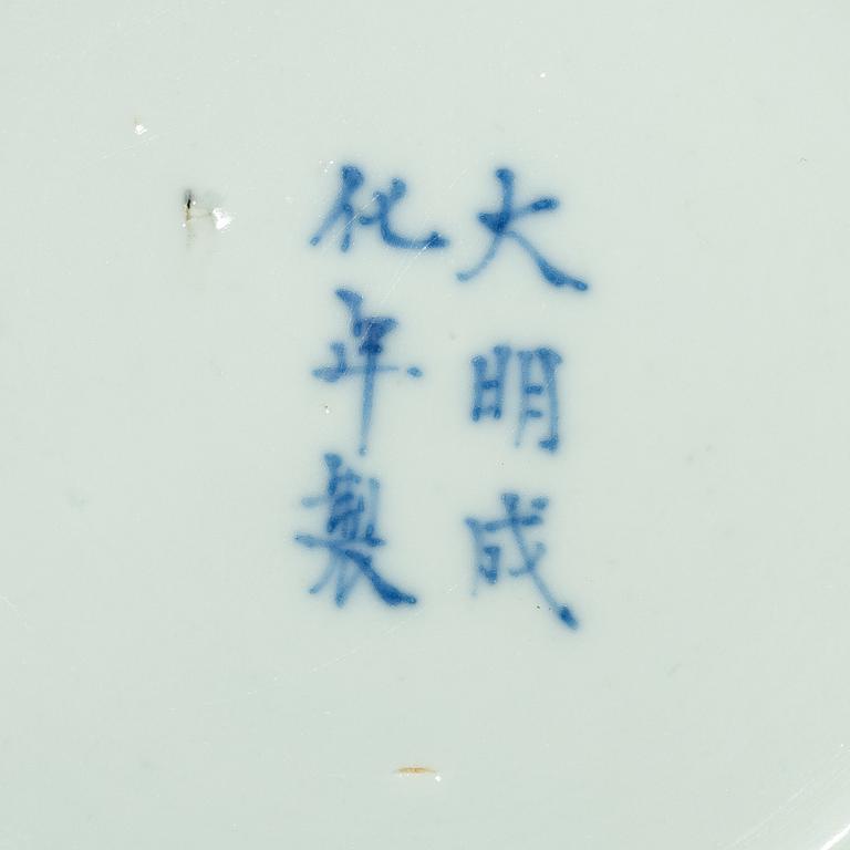 A pair of Chinese blue and white porcelain dishes, Qing dynasty, 19th century.