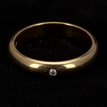 RING, guld 18K, liten diamant. Torbjörn Tillander, Helsingfors 2001. Vikt 5,6 g.