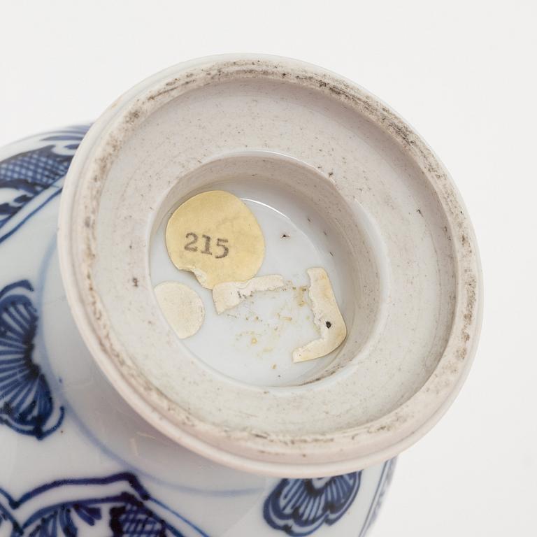 A blue and white Chinese urn with cover, Qing dynasty, Kangxi (1662-1722).