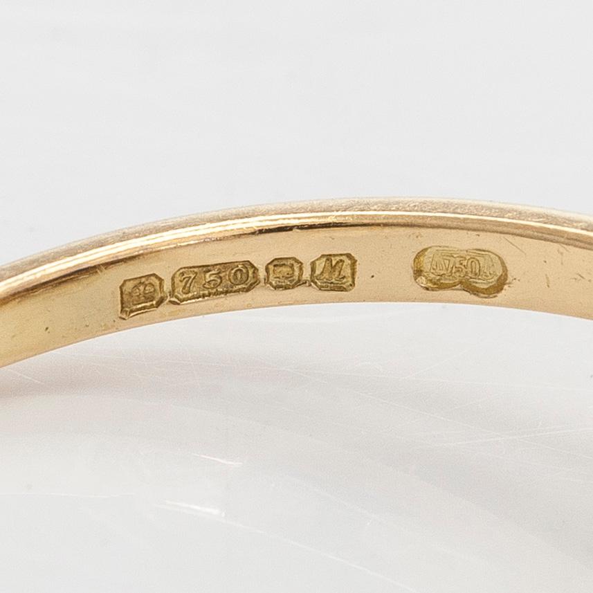 Ring, 18K guld, safir och briljantslipade diamanter, England.