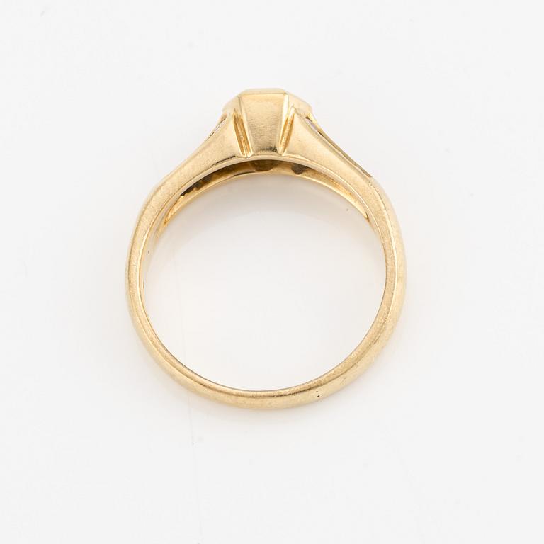 Ring, 18K guld med briljantslipade diamanter, Italien.