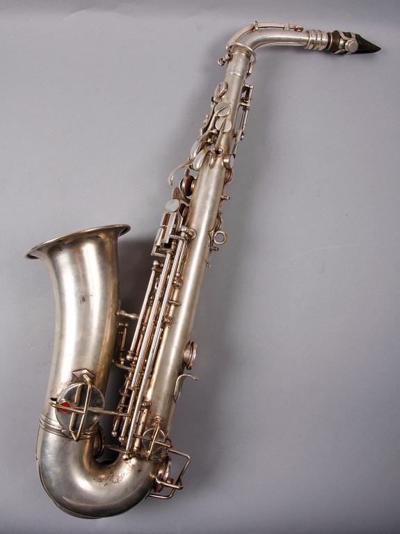 SAXOFON, vitmetall, Clou, troligen Frankrike, 1930-tal.