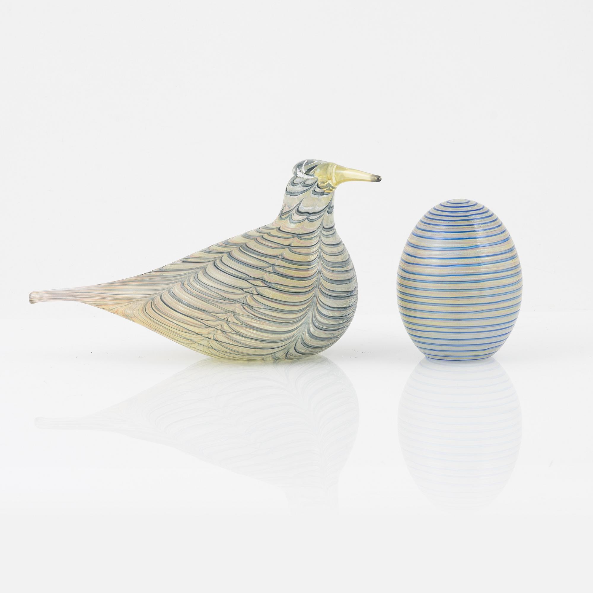 Oiva Toikka, an annual glass bird with its egg, year 2007, both signed O. Toikka Nuutajärvi, the egg numbered 292/750.