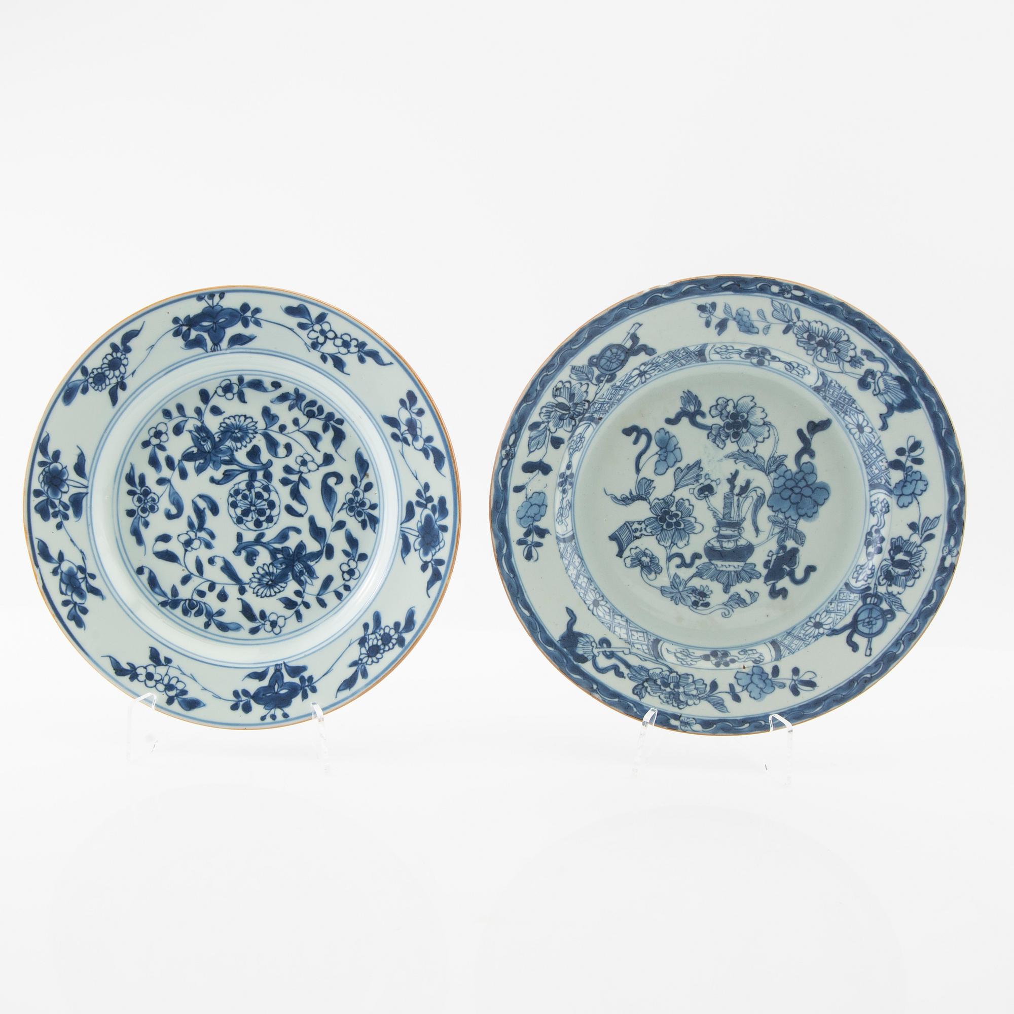 Bowl and plates, 2 pcs, China, 17th/18th century, porcelain.
