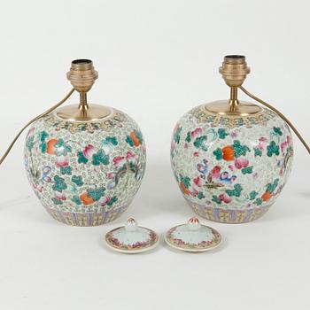 BORDSLAMPOR / BOJANER, ett par, porslin, Kina, 1900-tal.