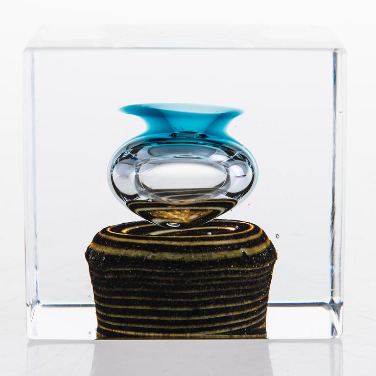 OIVA TOIKKA, an annual cube, signed Oiva Toikka, Nuutajärvi Notsjö.