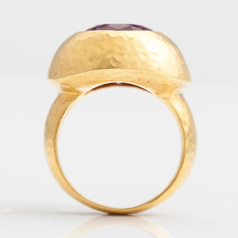 RING, 18K guld, ametist. Italien, Importstämplad Rubens, Helsingfors 1997.