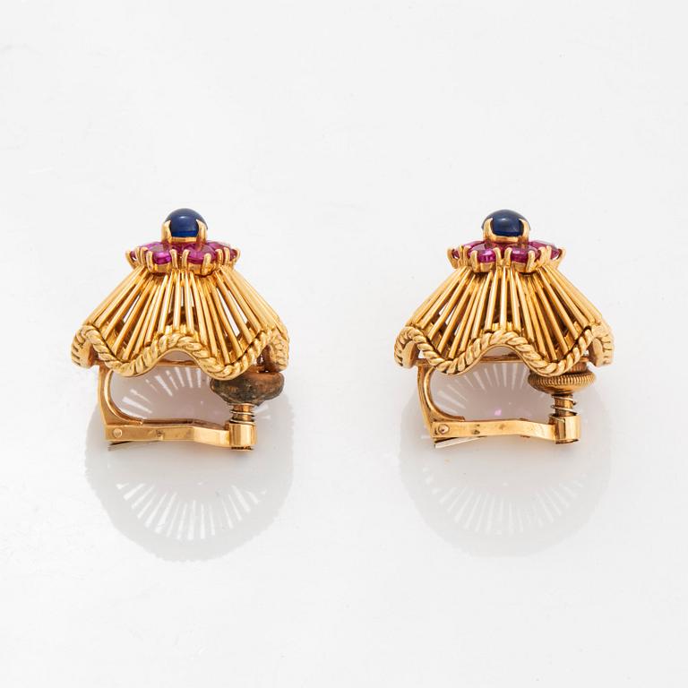 A brooch and a pair of earrings in 18K gold set with blue and pink sapphires.