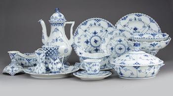 SERVISDELAR, porslin, 66 delar, "Musselmalet", Royal Copenhagen.