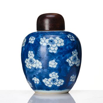 A blue and white tea caddy, Qing dynasty, Kangxi (1662-1722).