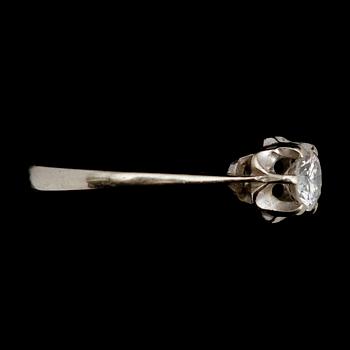 RING, 18 k vitguld, med briljantslipad diamant 0.45 ct enligt gravyr. Total vikt ca 2 g.