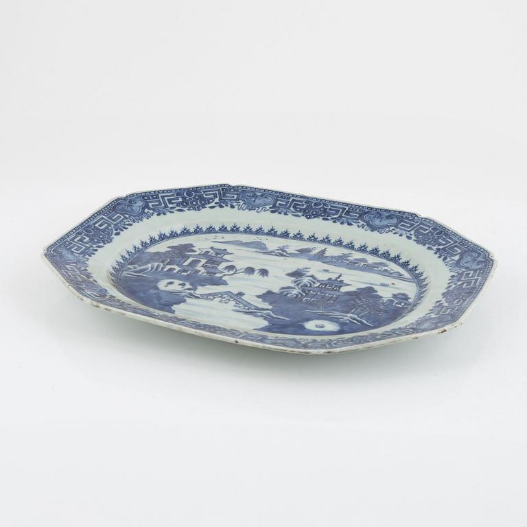 A blue and white export porcelain serving dish, China, Qianlong (1736-95).