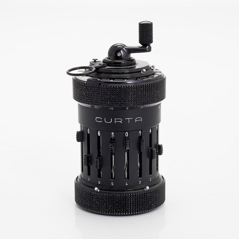 Räknemaskin, "Curta, Type I", utvecklad av Curt Herzstark, Contina AG Mauren, Lichtenstein, formgiven 1947.