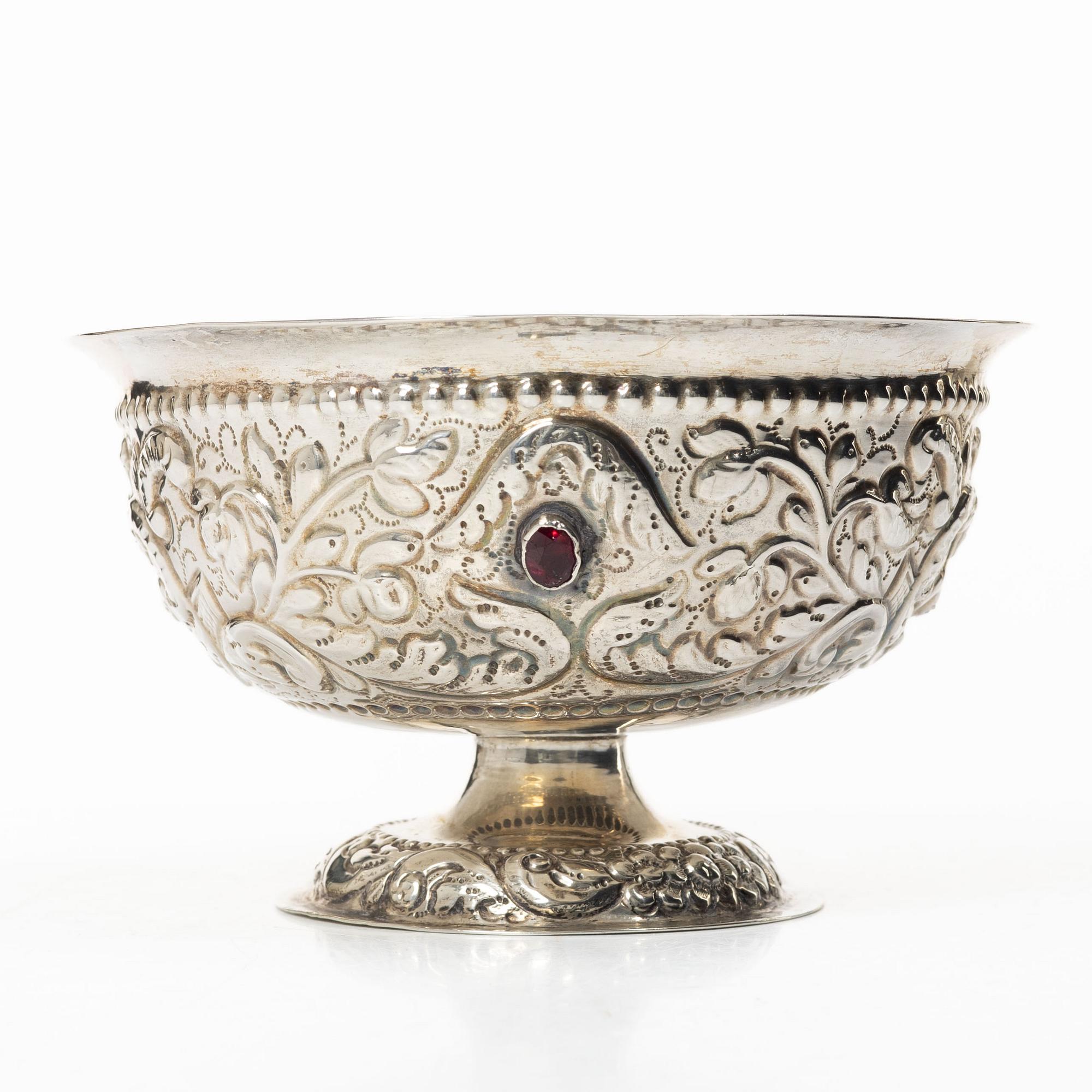 A Dutch silver bowl, unidentified maker LH, Rotterdam 1740s.