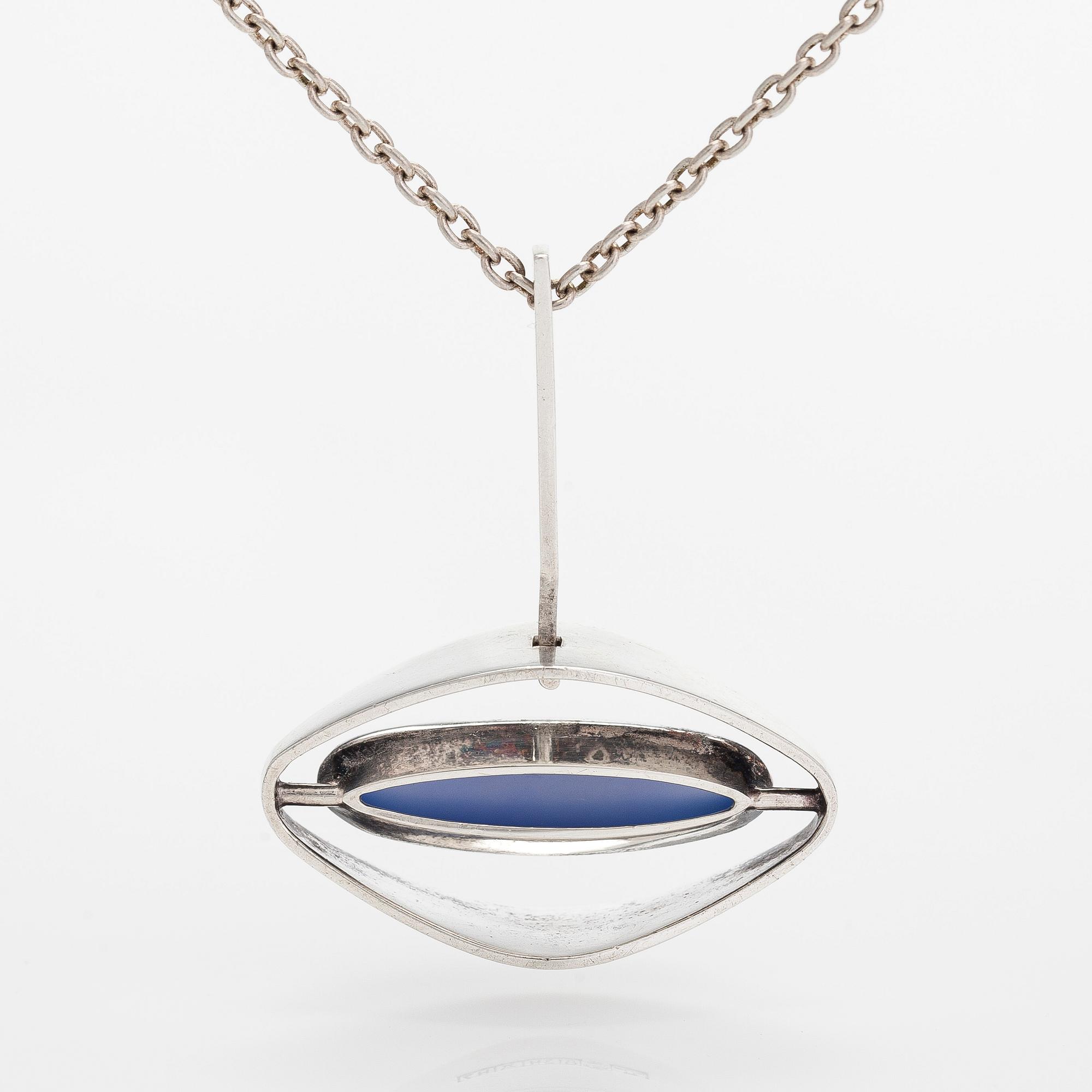Elis Kauppi, hänge, silver och blå sten. Kupittaan Kulta, Åbo 1961. Med kedja i sterlingsliver.
