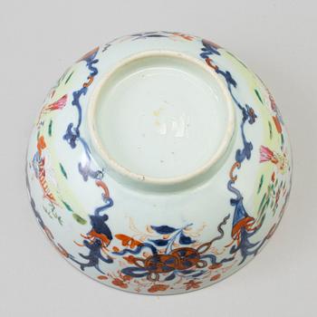 A famille rose and imari 'mandarin' figural export porcelain bowl, Qing dynasty, Qianlong (1736-95).