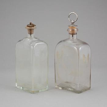 BRÄNNVINSFLASKOR, 2 st, glas, 18/1900-tal.