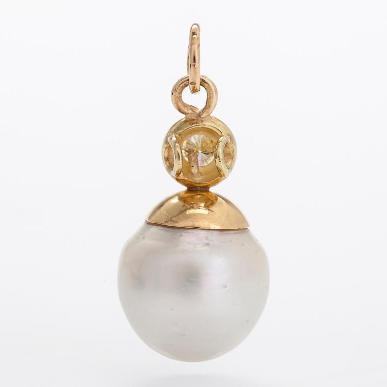 An 18K gold pendant, with a brilliant-cut diamond approximately 0.20 ct and a cultured South Sea pearl.