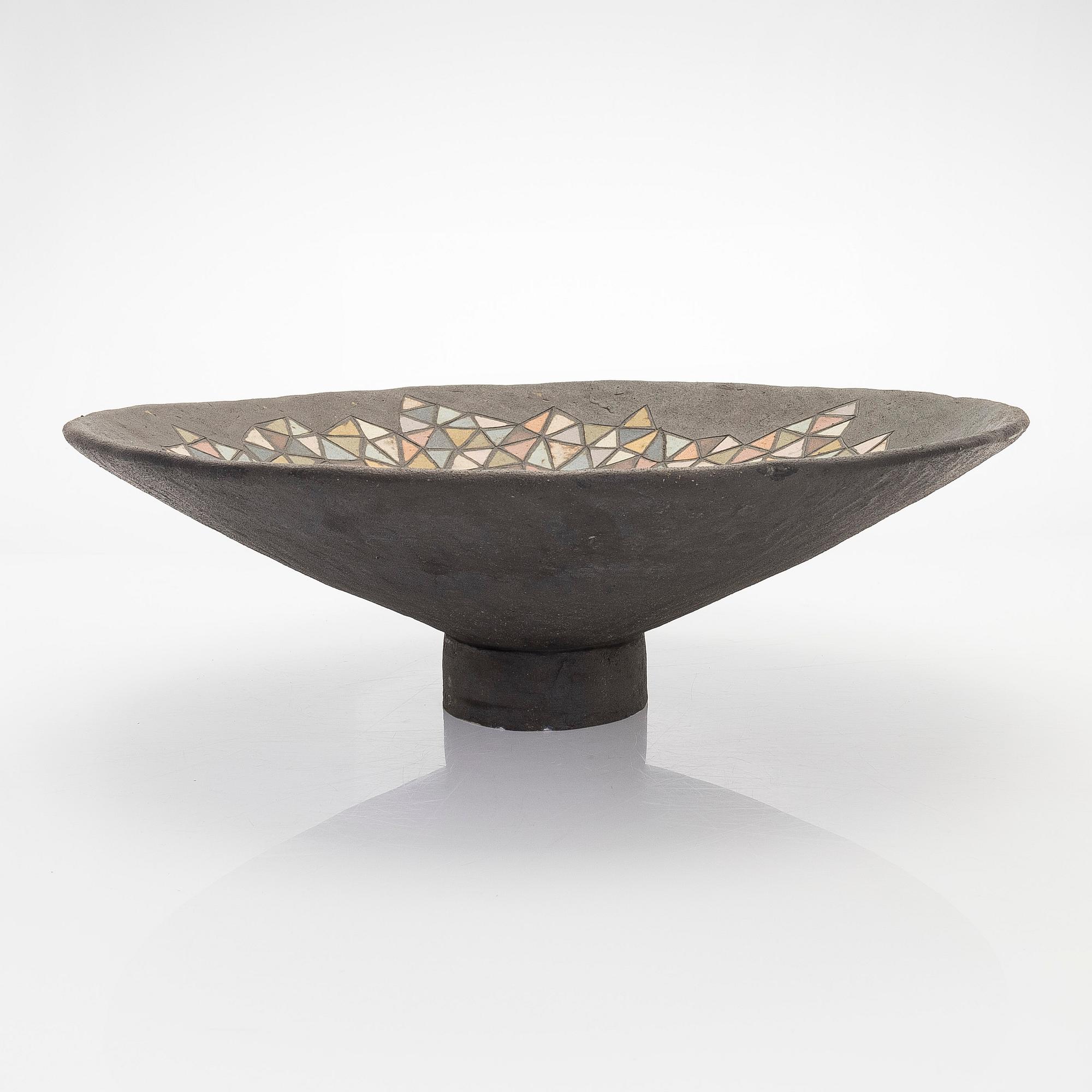 Inkeri Leivo, skål, "En bit av harlekinskjortan", keramik, signerad Inkeri Leivo.