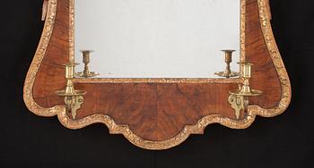 SPEGELLAMPETT, för två ljus. England, 1700-talets andra fjärdedel. Senbarock.