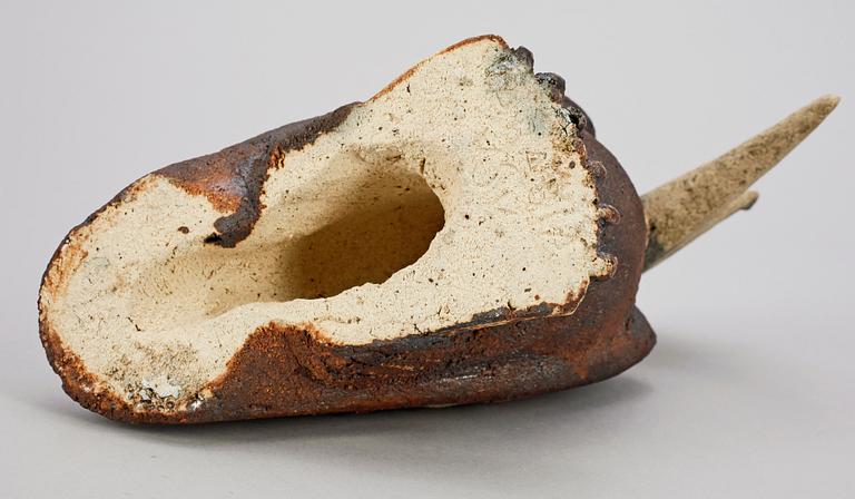 SAKARI VAPAAVUORI, skulptur, stengods, Arabia. Sign.