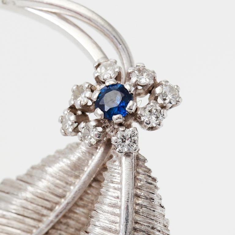 BROSCH, vitguld, diamanter och safir.