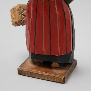SKULPTURER, 3 st, trä, signerade, omkring 1900-talets mitt.