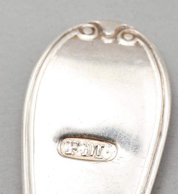 BORDSSKEDAR, 12 st (6+6), silver, varav 6 st Gustaf Möllenborg, Stockholm 1832, 6 st 1854. Total vikt ca 432 g.