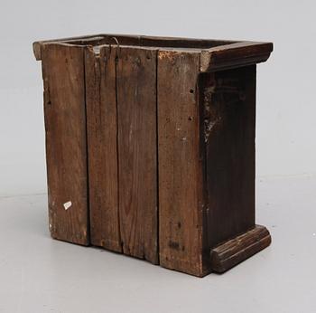 HÄNGSKÅP, allmoge, 1700-tal.